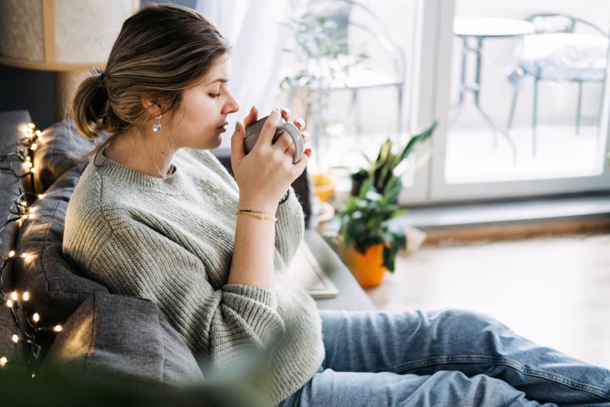 Pregnant,Woman,Enjoying,A,Relaxing,Moment,With,A,Warm,Cup