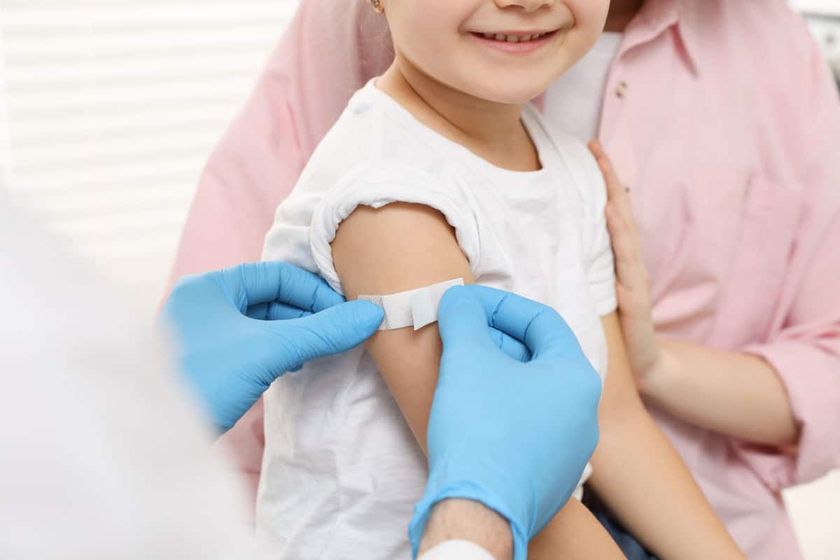 Children's,Hepatitis,Vaccination.,Mother,With,Her,Daughter,In,Clinic.,Doctor